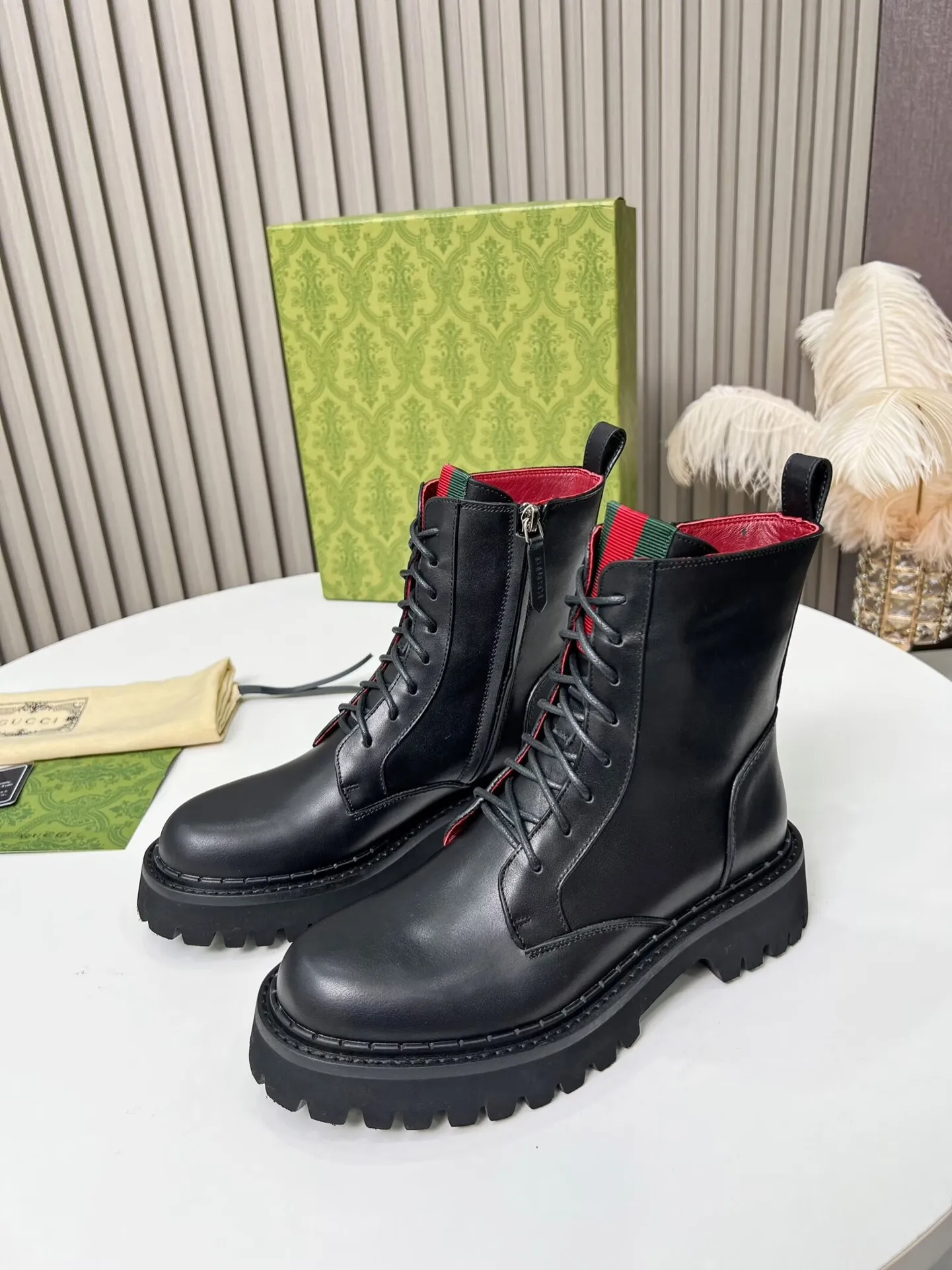 👟👟Ex-factory price 620👟👟 2025 latest version of Gucci GUCCI versatile strappy Martin boots, easy to put on and take off 'Branded webbing color matching Heel height: 5cm Fabric: cowhide/open edge beads Inner/foot pads: red cowhide 🐂 The outsole is made of foam outsole Color: black Code number: 34-40. 34 and 41 42 need to be customized Packaging: Comes with card and cloth bag.